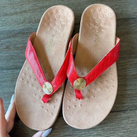 Red Vionic flip flops - Picture 1 of 6
